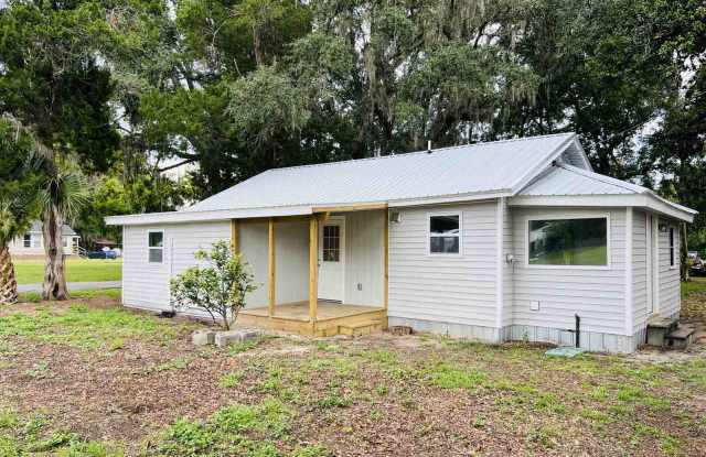 483 Se Margaret Dr - 483 Southeast Margaret Drive, Watertown, FL 32025