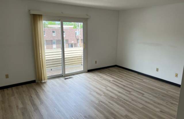 Updated 2 bedroom Condo - Available Now Gallery 3