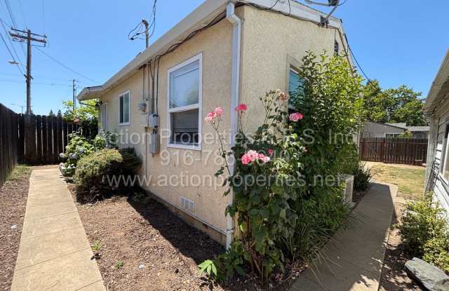 Charming 1 Bed, 1 Bath Home - Private Back Yard - Garage Included - Downtown Roseville! photos photos