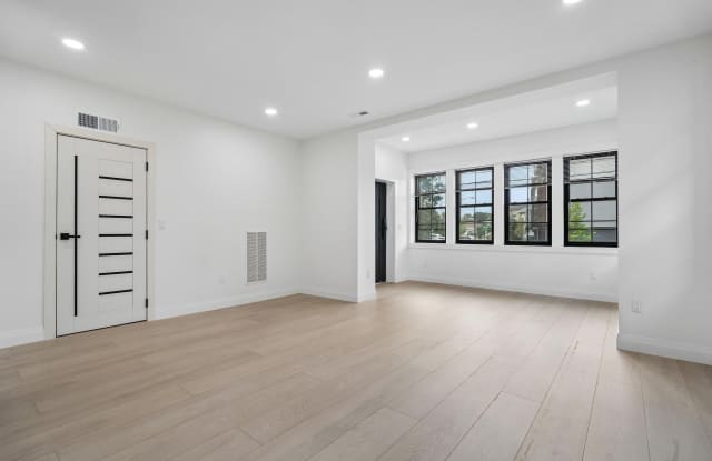 423 AURORA AVE Gallery 4