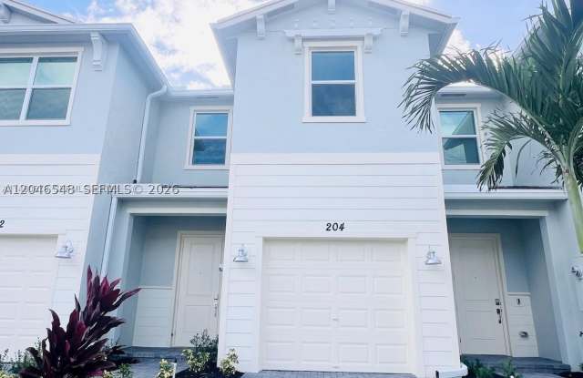 204 SE Woodbark St Gallery 2