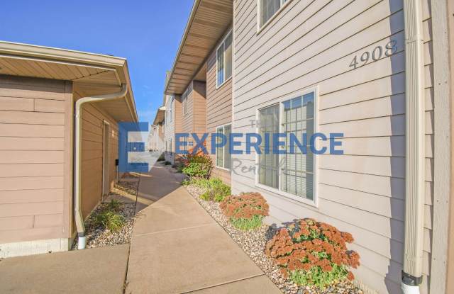 Beautiful 2-Bedroom West-Side Condo with Garage & Utilities Included! Gallery 4