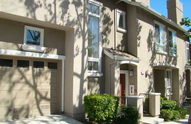 Townhouse 2 bedroom, 2 bath, washer/dryer, refrigerator, 2 car garage, patio photos photos