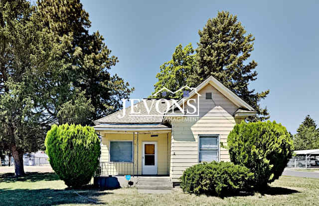 2 Bedrooms, 1 Bathroom Single-Family Home Near Yakima State Fairground photos photos