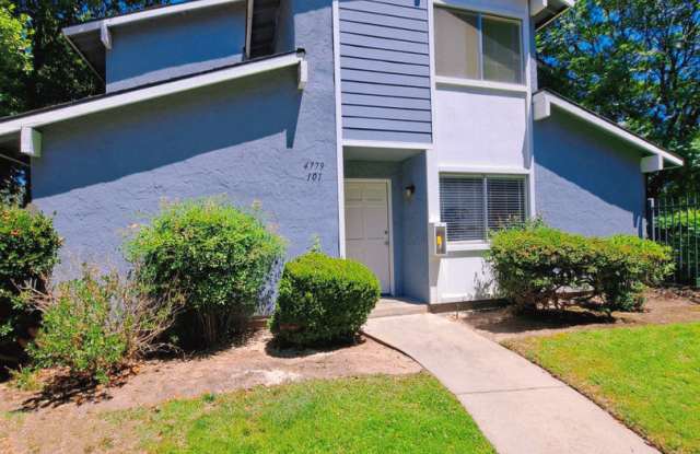 Move-in Special: Half Off the 1st Month's Rent – Comfortable 2 Story Condo By Fresno State! Gallery 3