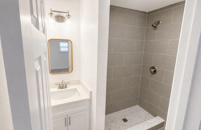 Charming and fully renovated 1-bedroom, 1-bath ADU for Lease!! Landscaping/Water Included Gallery 4