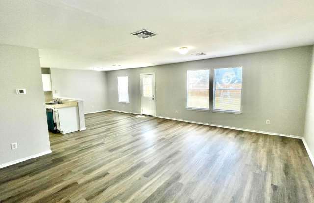 Four Bedroom House for Lease in Manor! Gallery 4