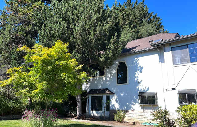 Three bedroom, 1.5 bath Townhouse | Available August photos photos