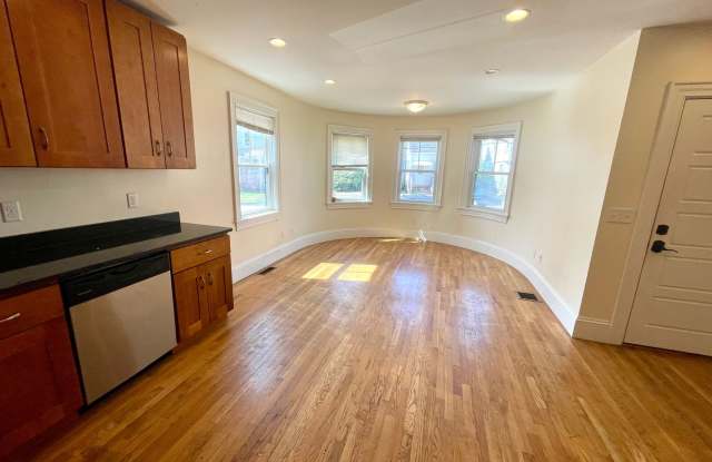 3bed / 3bath townhouse in Allston w/laundry in unit photos photos