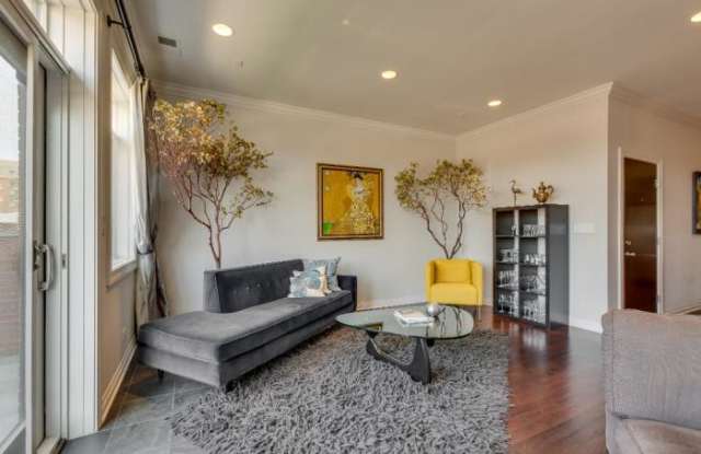 1033 W Monroe Gallery 3