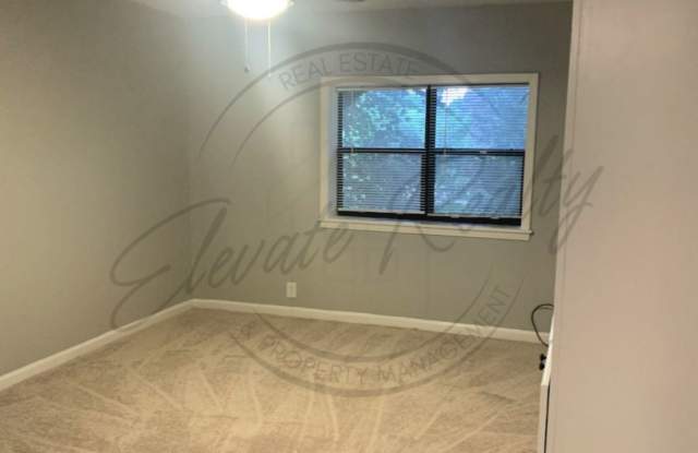 ONE MONTH FREE RENT: Spacious 3BR/1BA Lower-Level Apartment with Lake Views – 1170 Sq Ft! Gallery 4