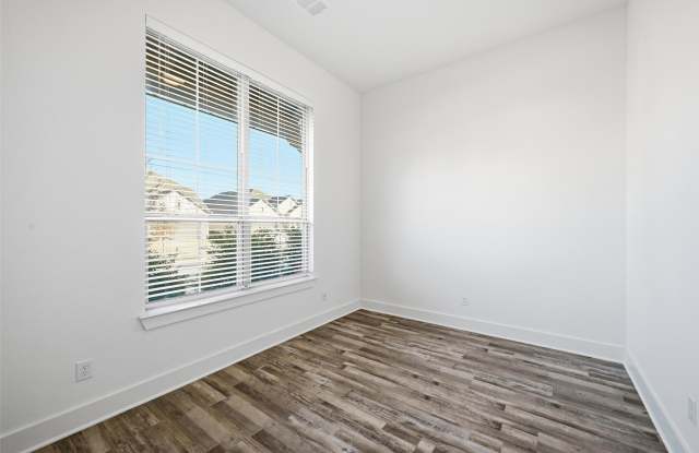 3008 Armstrong Avenue Gallery 3