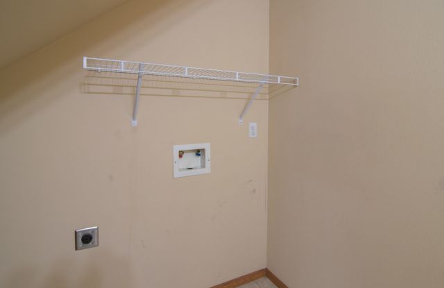 **August Availability** Nicely updated 3 Bedroom 2.5 Bath with large living / Dining area and attached garage photos photos