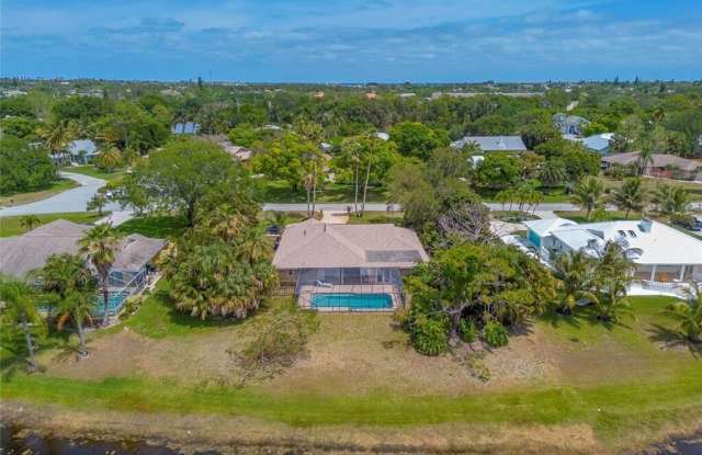 3074 NE Loquat Lane Gallery 2