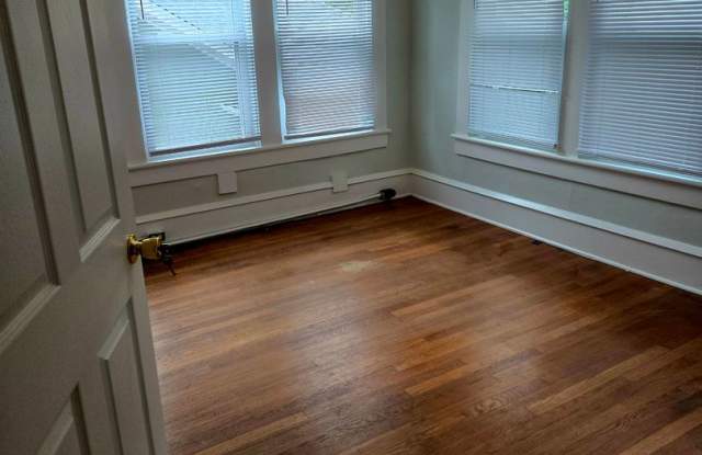 5 bedroom rental minutes from UNCG Gallery 3
