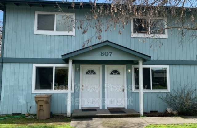 807 SE 9th St - 807 Southeast 9th Street, Grants Pass, OR 97526 807 SE 9th St - 807 Southeast 9th Street, Grants Pass, OR 97526