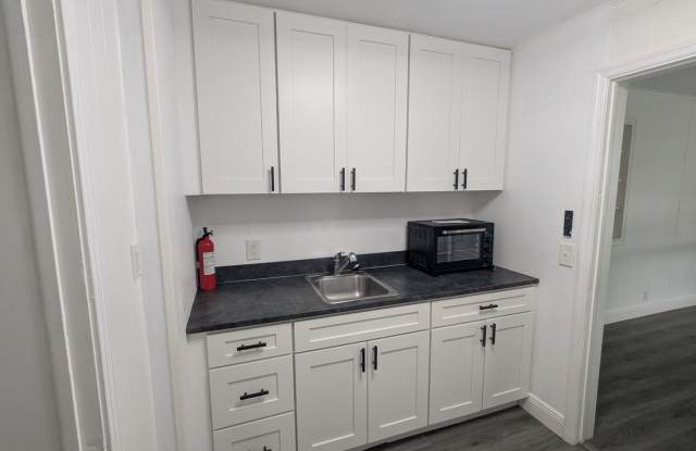 First Floor One Bedroom, One Bathroom For Rent, Pets Welcome, and Private Covered Parking Gallery 4