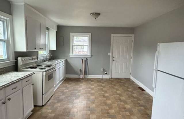Quaint 2 Bedroom 1 Bath Home with LARGE fenced in yard photos photos