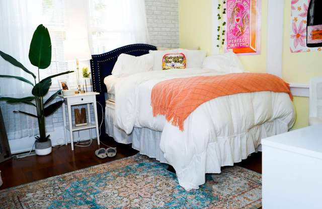 Grid House for rent! Half block form campus! 404 Student photos photos