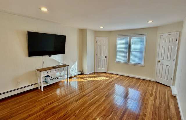 211 W Walnut photos photos