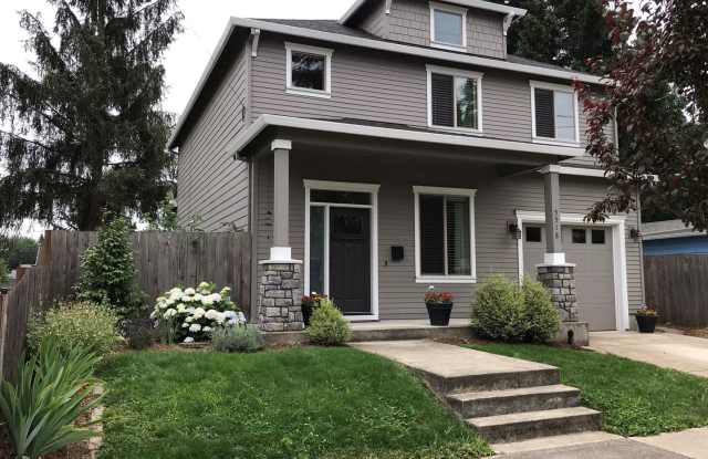 4bed/3ba Old Portland style Home Nestled in the SE Woodstock Neighborhood - 5518 Southeast Pardee Street, Portland, OR 97206