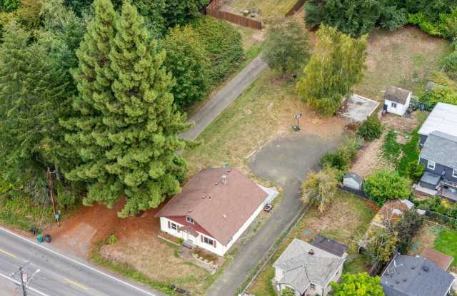 Beautiful freshly remodeled 3 bedroom house on a huge lot in an excellent neighborhood Gallery 1