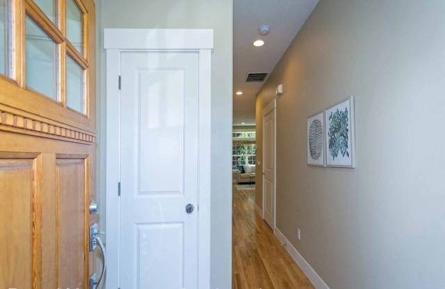 2154 NE Multnomah St. Gallery 2