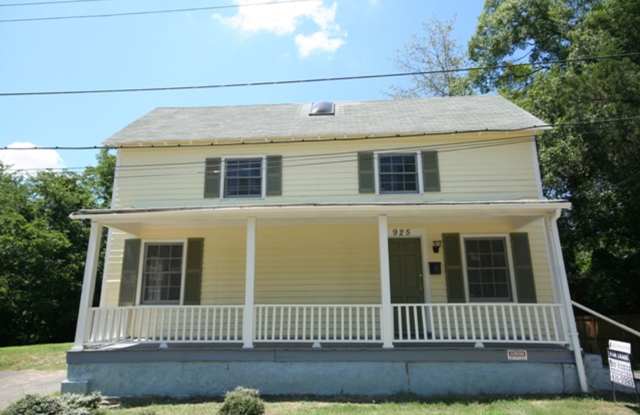 Great House Near Downtown Durham / Large Fenced Backyard / FLEX SPACE/ All Appliances - 925 Orient Street, Durham, NC 27701