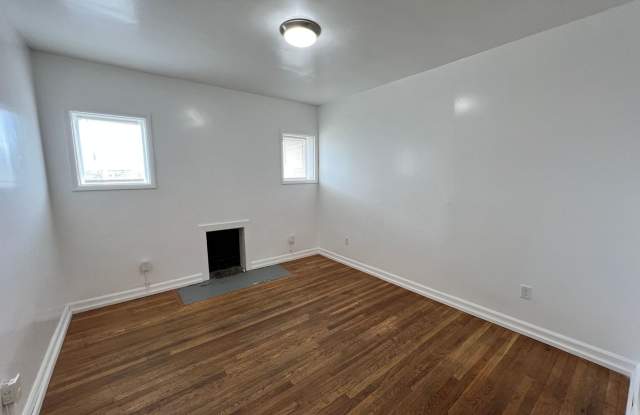 Updated 2-Bedroom Lower-Level Unit in 4-Plex Gallery 3