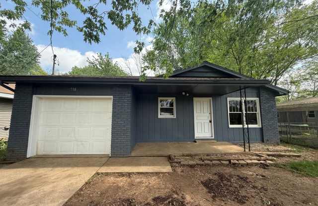 AVAILABLE NOW! 3 bed 1 bath with 1 car attached garage - 718 North Homewood Avenue, Springfield, MO 65802