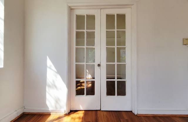 Bright 1- Bedroom 1 Bath Plus Bonus Room! Gallery 4
