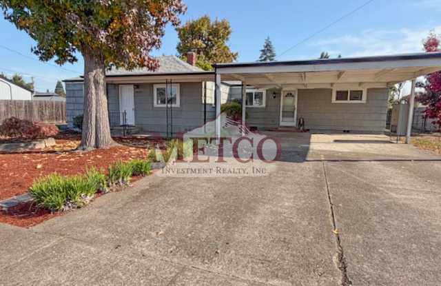3-Bed, 2-Bath Home with Fenced Backyard in Springfield Gallery 1