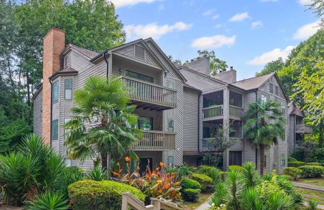 This beautifully maintained 2-bedroom, 2-bath 3rd Floor unit in Lake Wylie Woods is a Gem! - 4130 Charlotte Highway, Lake Wylie, SC 29710