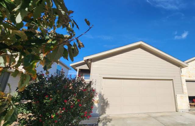3/2/2 Located between New Braunfels  Seguin / Fridge Included / Fenced Backyard / CISD photos photos