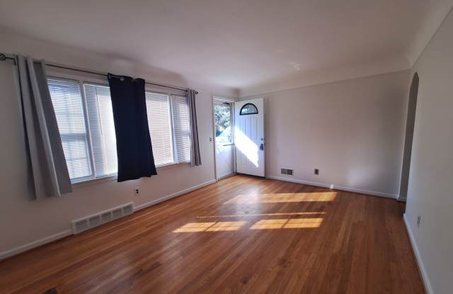 Charming 2 bedroom brick ranch Gallery 4