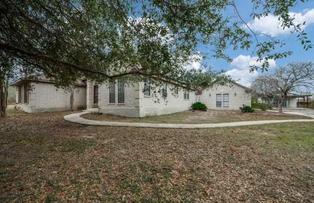 SPACIOUS 4-BEDROOM HOME ON 2 ACRES photos photos