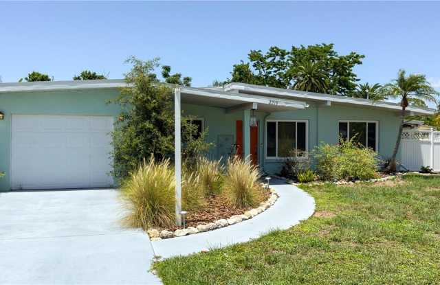 2215 ALVARADO Lane photos photos