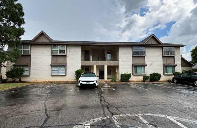 3-bedroom, 2-bathroom condo in Norman with central heat and air and washer and dryer provided Gallery 1