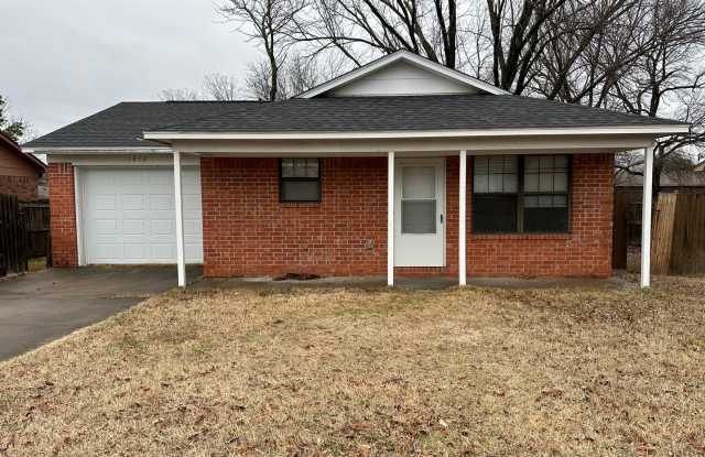 Come take a look at this 3-bedroom 1-bath home close to Tech. - 1313 East L Street, Russellville, AR 72801
