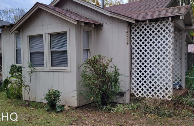 2557 RUSSELL ST - 2557 Russell Street, Redding, CA 96001