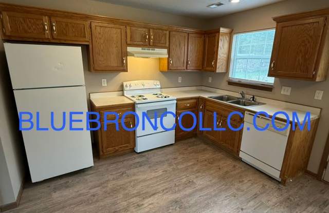 Lovely 2 bedroom townhome with great layout. Gallery 3
