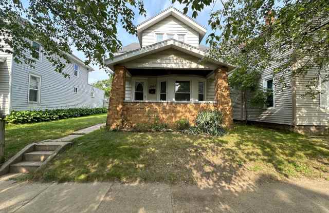 Spacious Three Bedroom Home with Office! NW Side Gallery 1