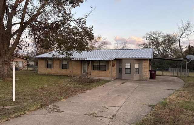 220 Nichols Drive - 220 Nichols Drive, Canton, TX 75103