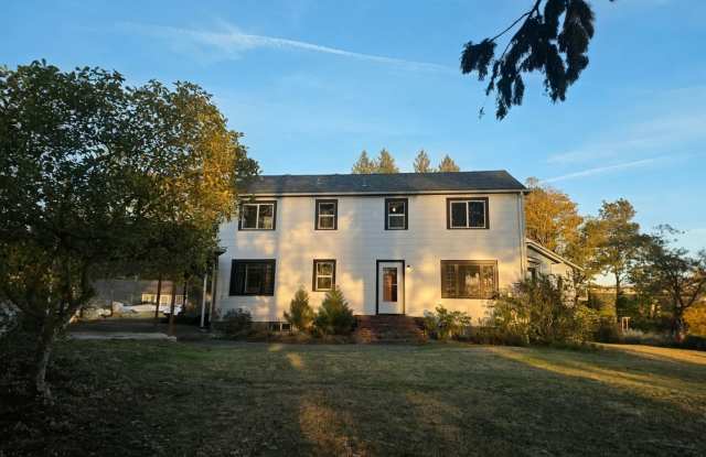 Historic Waterfront Home for Rent in Bremerton! 3 Bed / 1.75 Bath w/ a Mostly Finished Basement! Available Now! Gallery 3