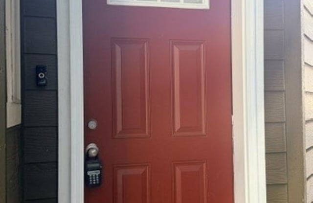 Three Bedrooms Plus Loft! Centrally located! Gallery 3