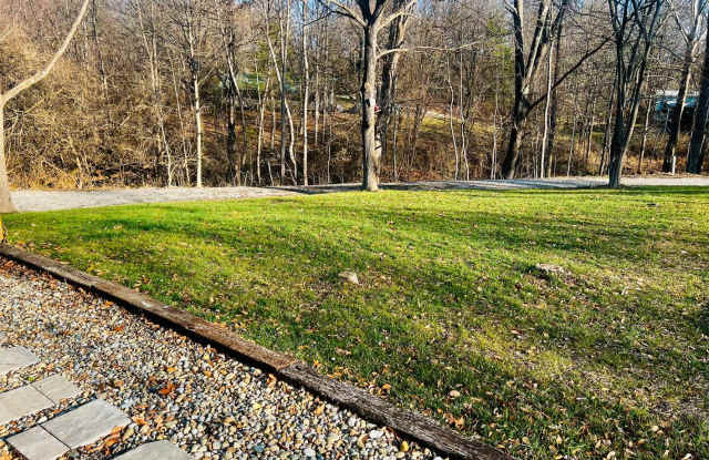 3 bedroom 2 bath BUNGALOW with plenty of nature! photos photos