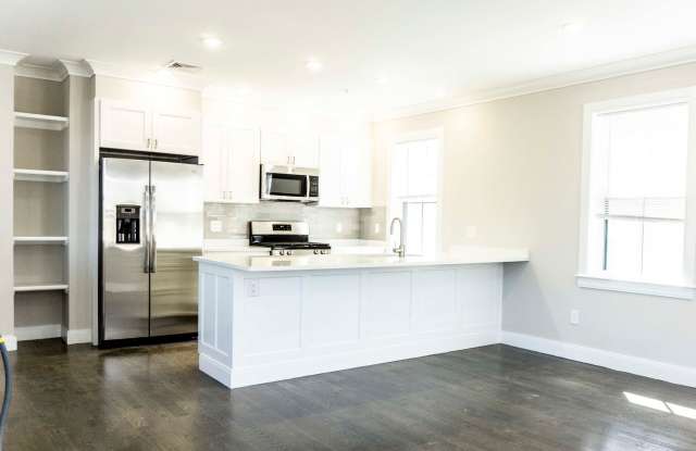 Sparkling, Renovated 3 bedroom/2 bath duplex with Laundry in Unit photos photos