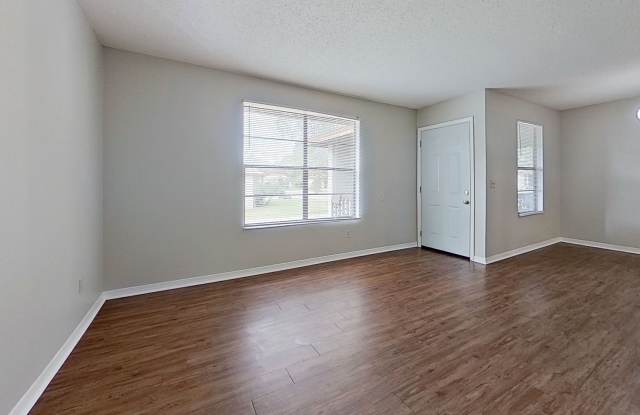 Beautiful Upstairs 2 bedroom 1 1/2 bath Apartment in Orange Park.! Gallery 4