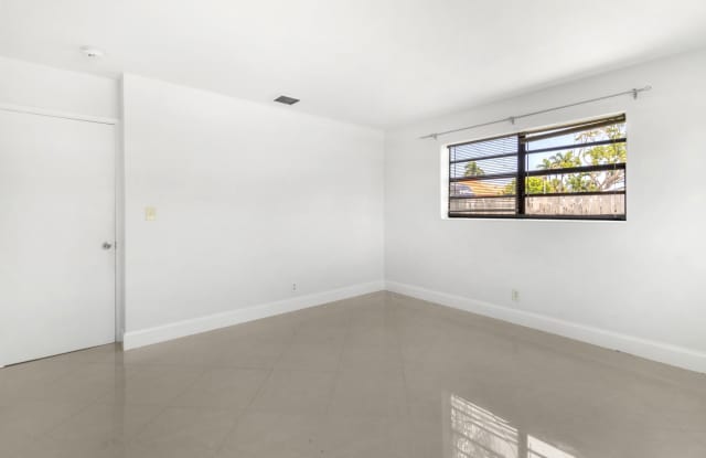 477 NE 35TH Street Gallery 4