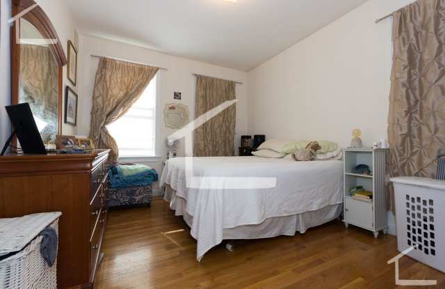 Nicely renovated 1 bed near the Green Line. Gallery 3
